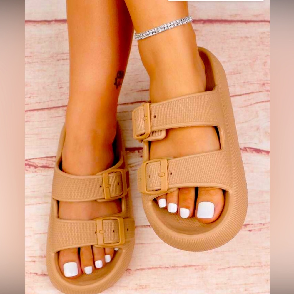 NWT SIZE 4.5 COOL sandals/slippers. 32’